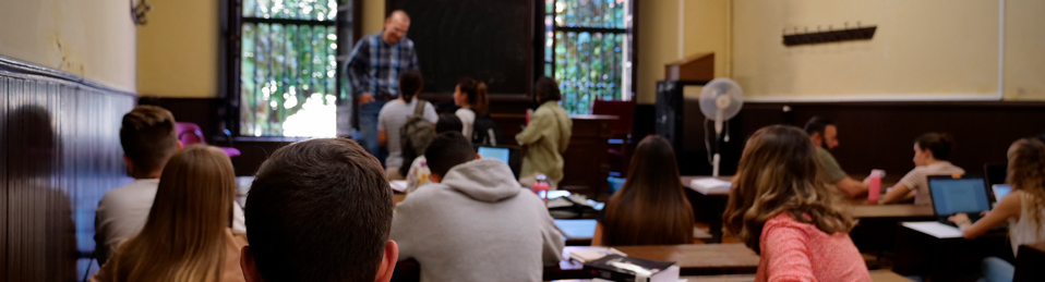 Estudiantes en un aula de la Facultad de Derecho
